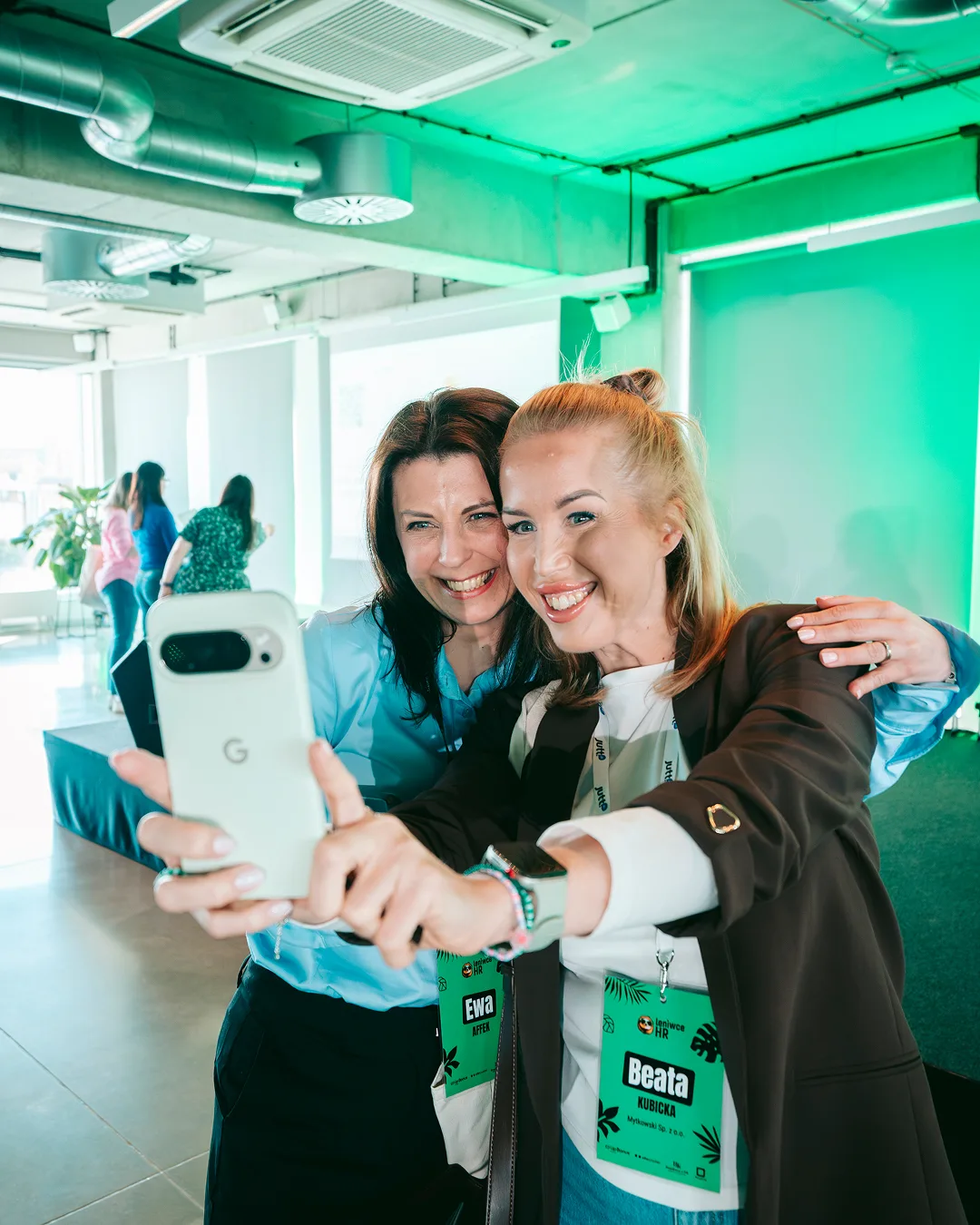 Uczestniczki robiące selfie