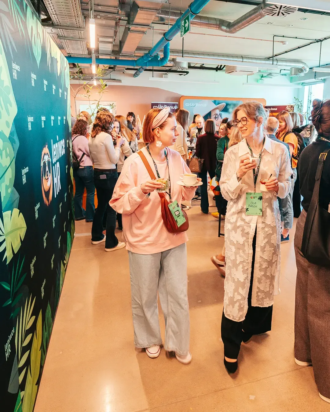 Rozmowy przy kawie obok fotościanki Leniwce HR